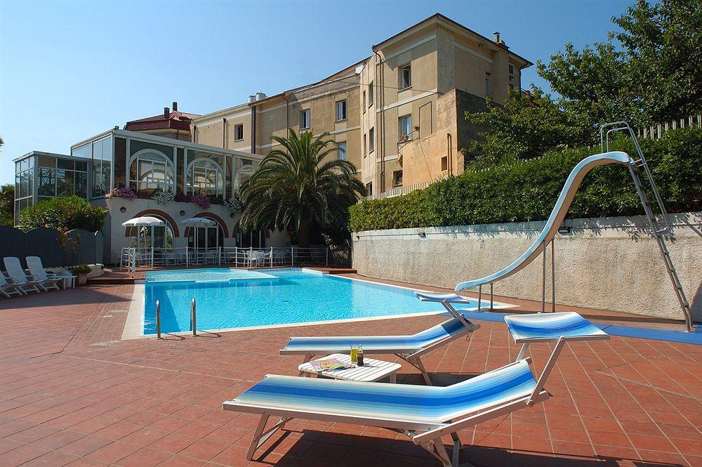 Hotel Riviera 3 Stelle Con Piscina Estiva Gratuita E Garage A Pagamento Spotorno Exterior photo