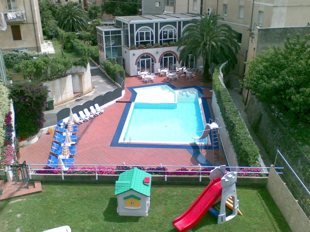 Hotel Riviera 3 Stelle Con Piscina Estiva Gratuita E Garage A Pagamento Spotorno Exterior photo