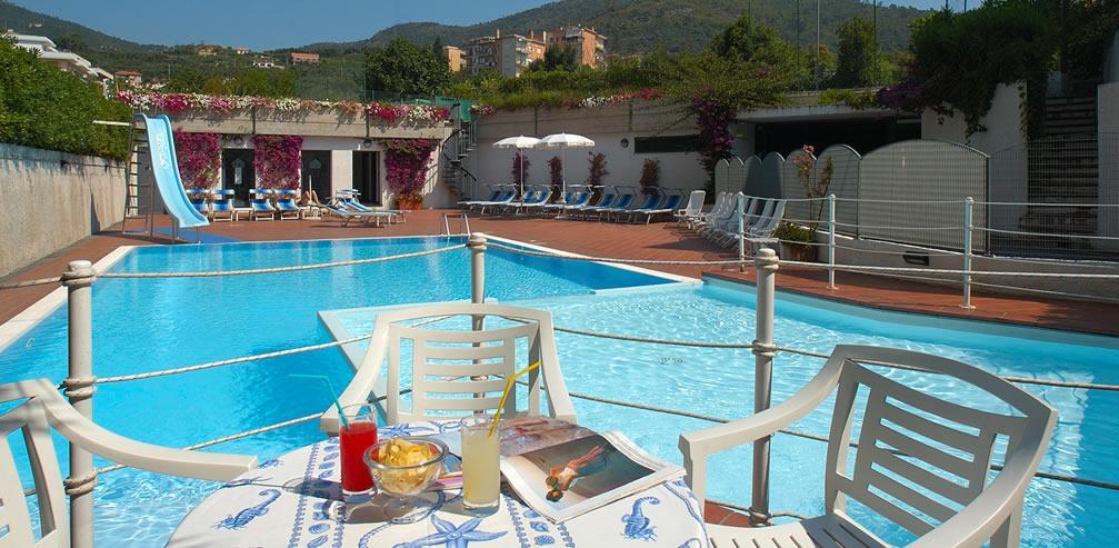 Hotel Riviera 3 Stelle Con Piscina Estiva Gratuita E Garage A Pagamento Spotorno Exterior photo